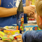 Imagen de archivo de un infante observando petardos en una tienda.