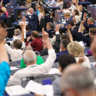 Eurodiputats al Parlament Europeu a Estrasburg, amb la mà alçada en una votació.