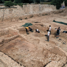 Arqueòlegs treballant al jaciment de Valls.
