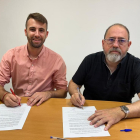 Christian Soriano (PSC) y Jero Merino (PP) firmando el acuerdo.