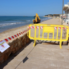 La playa de Altafulla cerrada al público mientras una máquina arregla los desperfectos.