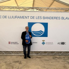 Josep Maria Vallès, concejal de Medio Ambiente de Cambrils, con la bandera azul que reconoce internacional la calidad de las playas del municipio.