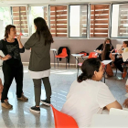 Un instante del taller de teatro del proyecto 'Connecta't' de Reus donde participan víctimas de violencia machista.