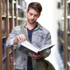 Imagen de archivo de un estudiante universitario en una biblioteca.