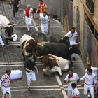 Los legendarios toros de la ganadería de Miura, durante el octavo y último encierro de sanfermines este viernes en Pamplona