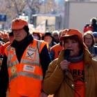 La portaveu de la Marea de Pensionistes, Conchi Ribera, cridant consignes a favor de l'augment de les pensions.