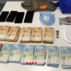 Cocaïna, diners i altres estris intervinguts pels Mossos d'Esquadra a un detingut acusat de traficar amb droga a Balaguer.