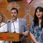 L'alcalde de Tortosa, Jordi Jordan, a la sala de premsa de l'Ajuntament flanquejat per la primera tinent d'alcalde, Mar Lleixà, i la regidora de Salut, Sònia Rupérez.