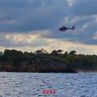 Moment en que l'helicòpter dels GRAE de Bombers inicia el rescat a l'Ametlla de Mar.