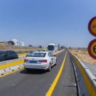 Imatge d'un taxi passant pel nou vial provisional, paral·lel a la C31-B, on la velocitat màxima és de 60 quilòmetres per hora.