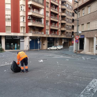 Un operario de la limpieza retirando el porexpán que alguien ha lanzado por el centro de Tarragona.
