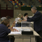 Un home votant al col·legi electoral de la Tarraco Arena de Tarragona.