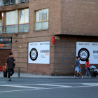 Vianants circulen davant de la façana del bingo de la plaça Corona d'Aragó de Tortosa on s'ha produït l'atracament mortal.