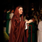 Judit Agràs interpretando el papel de la Virgen en el Misterio de la Selva.