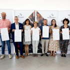 Laura Ruiz y Pau Rodríguez, en los extremos de la foto, con representantes de los ayuntamientos por los que pasará DeltaChamber Music Festival, mostrando el cartel de la octava edición.