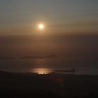 Vista del humo que desprenden los incendios de Canadá domingo desde el monte Cepudo de Vigo