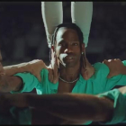 Una de las escenas del videoclip de 'Sirens', donde se puede ver a Travis Scott vestido de casteller de Vilafranca.