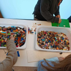 Un grup d'infants, participant en una de les activitats amb Lego promogudes per ambdues entitats.