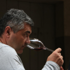 Un home olora una copa de vi de la DO Terra Alta abans de catar-lo, a la mostra de vins de Batea.