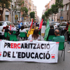 Participants en la protesta feta davant dels serveis territorials del Departament d'Educació a Tarragona.