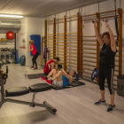 Imatge d'usuaris entrenant a la sala de fitness del complex esportiu municipal del Serrallo.