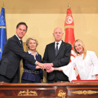 La presidenta de la Comissió Europea, Úrsula Von der Leyen, el primer ministre holandès, Mark Rutte, la primera ministra italiana, Giorgia Meloni, i el president de Tunísia, Kaïs Saïed, en la firma d'un nou pacte migratori.