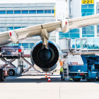 Imatge d'un treballador al costat d'un gran motor d'avió.