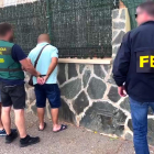 La Guardia Civil y el FBI durante la detención de uno de los hombres buscados.