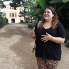 Júlia Prats, participante de la tercera edición de 'Genius', paseando por los jardines del Castell de Vila-seca.