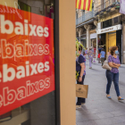 Imatge d'arxiu del carrer de Llovera durant les rebaixes de l'estiu.