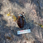 Captura del vídeo on es veu la granada de la Guerra Civil que un banyista ha trobat al riu Noguera Pallaresa.