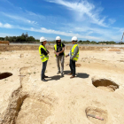 Uns operaris observen els terrenys on han aparegut restes del neolític a la zona dels Emprius de Salou.