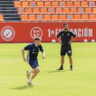 Pol Domingo en el primer entrenament de la pretemporada, sota l'atenta mirada de Dani Vidal.