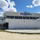 La discoteca Mediterrània es troba a la platja de l'Arena de l'Ampolla.