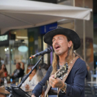 El cantant, durant un moment de la seva actuació.