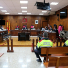 Los magistrados, abogados de la defensa y de la acusación particular y los dos acusados de espaldas al inicio del juicio que se celebra en la sección 4ª de la Audiencia de Tarragona por varios delitos, como el de agresión y abuso sexuales a una menor.
