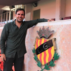 Javier Sanz posa con el escudo del Nàstic situado en el palco del Nou Estadi Costa dorada.