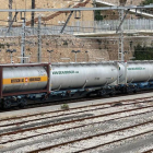 Un tren de mercancías en el barrio del Serrallo de Tarragona.