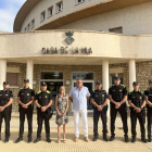 L'alcaldessa, el regidor de Seguretat Ciutadana, el cap de la Policia Local i el caporal, amb els cinc agents de reforç d'estiu.