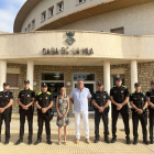 La alcaldesa, el concejal de Seguridad Ciudadana, el jefe de la Policía Local y el cabo, con los cinco agentes de refuerzo de verano.