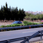 Imatges del tram de l'autopista AP-7 amb marques de la investigació de l'accident per part dels Mossos i el nucli urbà de l'Ametlla de Mar, al fons.
