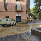 Un camió de la neteja al carrer de l'Enrajolat de Tarragona.