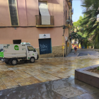 Un camión de la limpieza en la calle del Enrajolat de Tarragona.