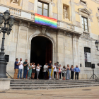 Entitats i Ajuntament en la lectura del manifest amb motiu del Dia Internacional de l'Orgull LGTBI+ a Tarragona.