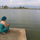 La artista Merche Blasco recoge sonidos acuáticos de la Encanyissada.