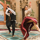 Els dos ballarins, que conformen Indra Dance Company, assajant a la terrassa de l'edifici modernista.