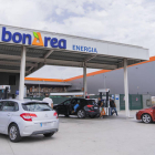 Cola de vehículos esperando para poner gasolina en el polígono Francolí de la ciudad de Tarragona.