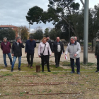 Imatge d'arxiu de membres de l'AV del Roserar de Mas Iglesias mirant on hi havia rosers.