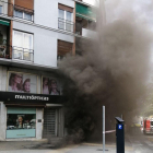 Fum causat per un incendi en un transformador elèctric soterrat a Lleida.