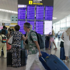 El pas continu de passatgers a la zona de sortides de l'aeroport del Prat.